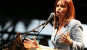 La presidenta argentina "ruega" que se despejen las rutas en un acto masivo de poder
