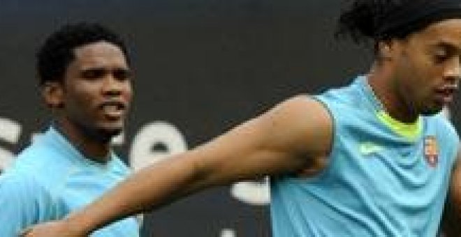 Eto'o sale en defensa de Rijkaard y Ronaldinho