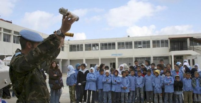 Militares españoles enseñan a los niños libaneses los peligros de las minas