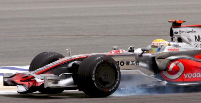 Espectacular accidente de Hamilton en la segunda sesión libre del GP de Bahrein