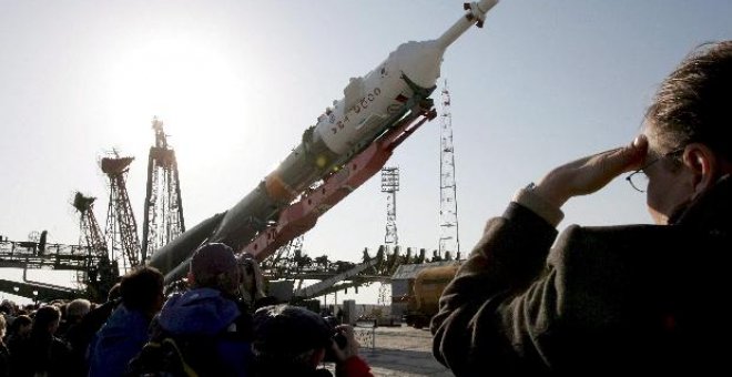 Instalan en su rampa el cohete con nave "Soyuz TMA-12"