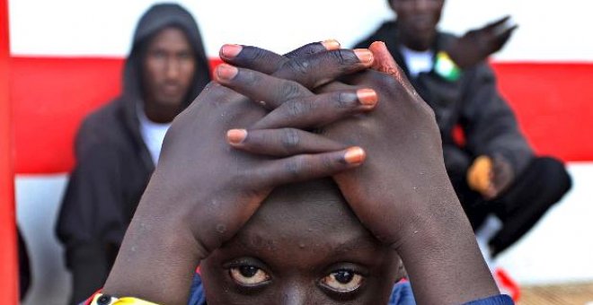 Un cayuco con más de medio centenar de personas arriba al puerto de tinerfeño