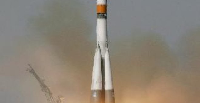 La nave tripulada rusa Soyuz se acopla a la Estación Espacial Internacional
