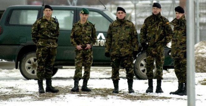 Ceuta recibe esta madrugada a los primeros 97 militares procedentes de Kosovo con protestas por la reducción
