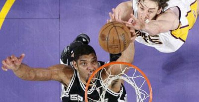 Los Lakers acarician el título en el Oeste tras ganar a los Spurs