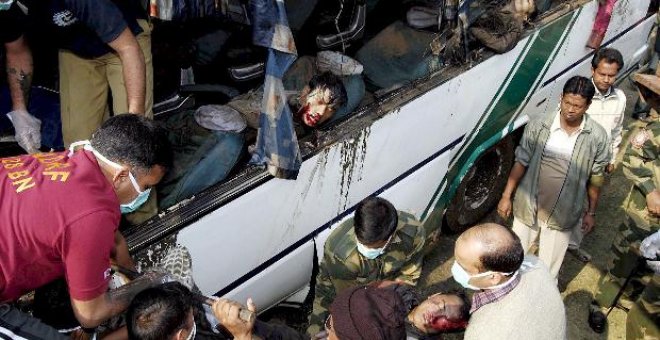 Mueren 42 personas, la mayoría niños, tras caer un autobús a un canal en La India