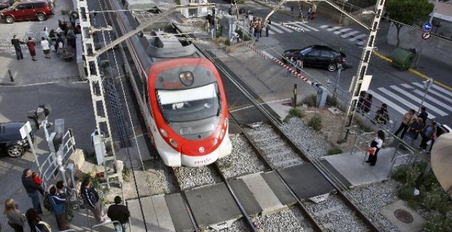 Fallece una chica arrollada por el tren al cruzar el paso a nivel con las barreras bajadas