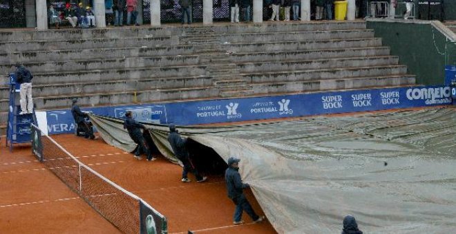 Roger Federer gana bajo la lluvia