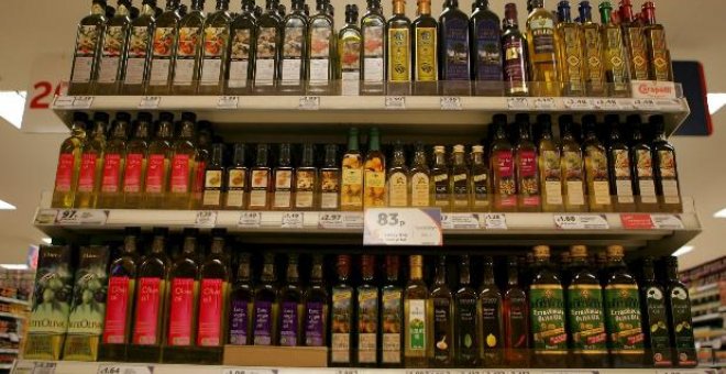 El precio del aceite de oliva baja hasta 2,36 euros por kilo, un 7% menos que en marzo
