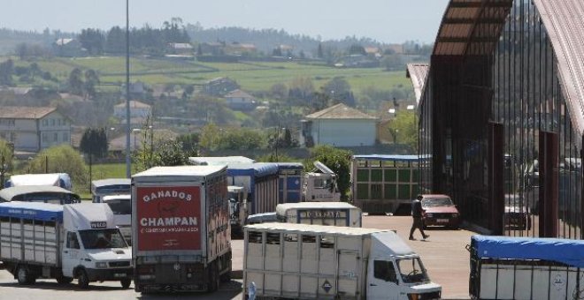 Los ganaderos disuelven la concentración ante Leche Río y levantan el corte de tráfico