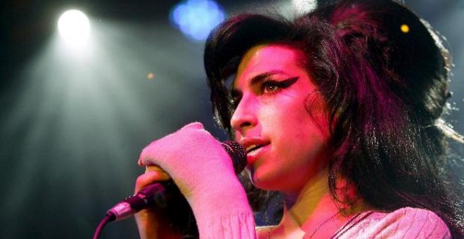 Amy Winehouse, expulsada de un bar pese a sus 10 millones