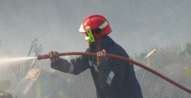 Varios cientos de personas se refugian en la playa de Hermigua ante la cercanía del fuego