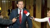 Rajoy decide cambiar la agenda y asistir a la recepción del 2 de mayo tras hablar con Aguirre
