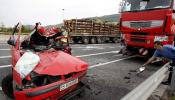 Dos muertos en un accidente en Alsasua (Navarra) tras chocar con un camión