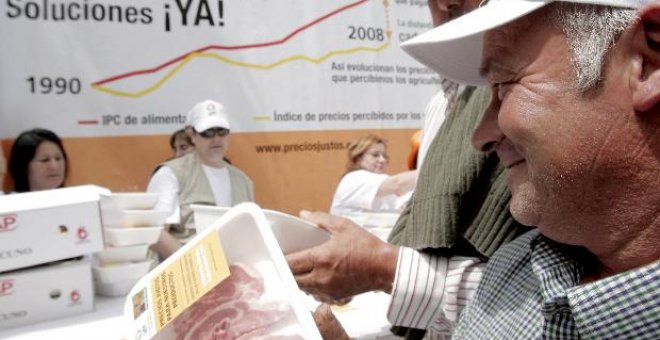 Los ganaderos regalan en Madrid una tonelada de carne para denunciar la especulación alimentaria