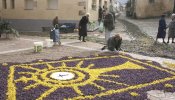 Un tapiz floral de un kilómetro cubre las calles de un pueblo de Salamanca de 200 habitantes