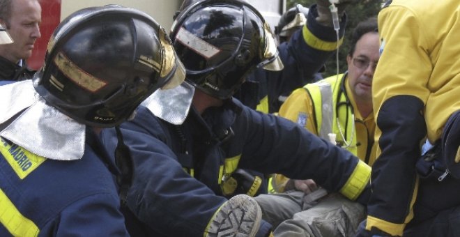 Herido un albañil al caer de dos metros y clavarse un hierro en el abdomen