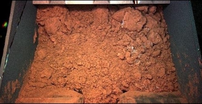 Las primeras muestras de suelo de Marte en el brazo de 'Phoenix'