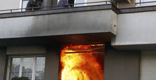 El fuego quema una fábrica de muebles y afecta a otras dos anexas en Tarragona