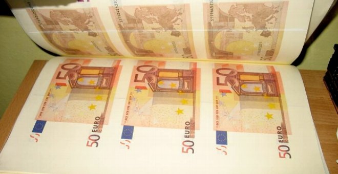 El euro baja hasta 1,5425 dólares a media jornada en la Bolsa de Fráncfort