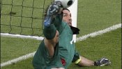 1-1. Buffon detiene un penalti decisivo y mantiene con vida a una gris Italia