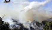Un incendio quema 60 hectáreas en un monte de Tarifa (Cádiz) y continúa activo
