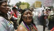 Los indígenas de Ecuador, preocupados por la nueva Constitución ante la salida de Acosta