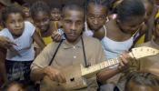 Niños ciegos y explotados de Madagascar cantan para dejar de ser invisibles