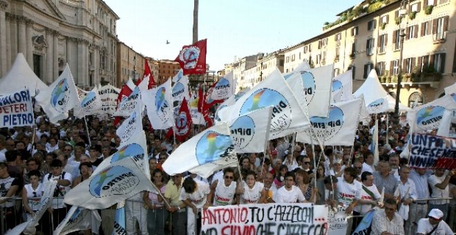 Miles de personas protestan en Roma contra "la dictadura blanda" de Berlusconi