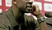 El defensa central francés Lilian Thuram se retira del fútbol