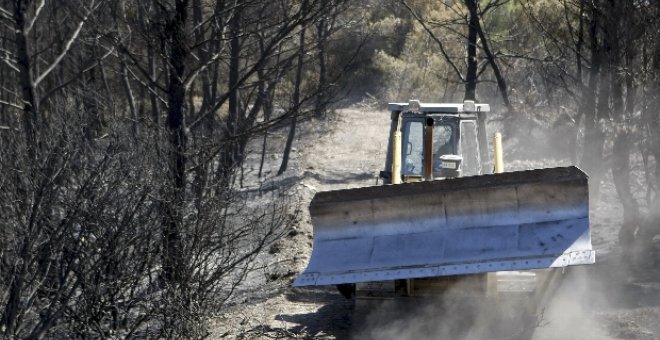 Los bomberos continúan con la extinción del incendio de Zuera, ya controlado