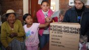 Comienzan a cerrar los colegios electorales en Bolivia, tras la votación del referendo