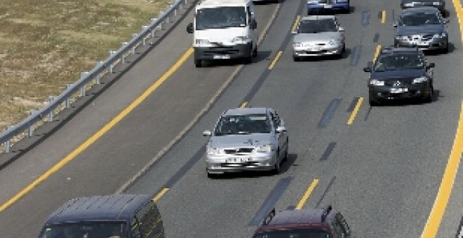 Diecisiete muertos en 13 accidentes durante el puente, 31 menos que en 2005