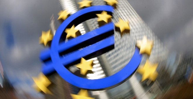 El euro baja hasta los 1,4716 dólares en la apertura