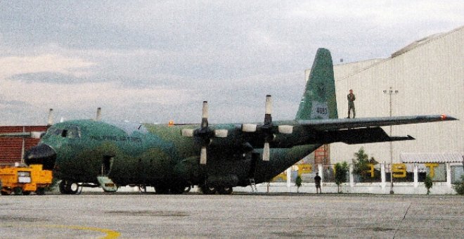 Hallan un cadáver y restos de una aeronave que podrían pertenecer al avión desaparecido