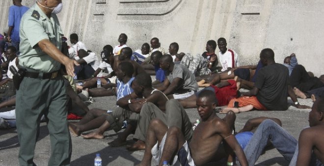 Llegan a La Gomera 95 inmigrantes avistados en Tenerife tras un rescate difícil