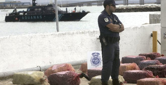 Llega a Cádiz el velero con 800 kilos de cocaína interceptado en alta mar