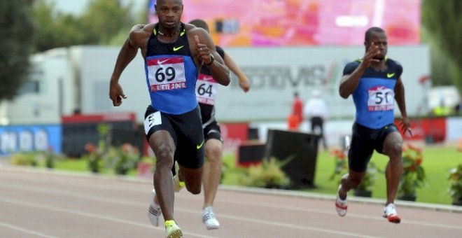 Asafa Powell se va al 9.77 en las semifinales de los 100 metros