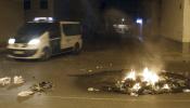 La segunda noche de disturbios en Roquetas termina con cuatro detenidos y un agente herido