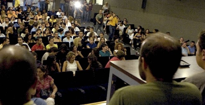 El presidente dice en la calle a los trabajadores que es "difícil salir adelante"