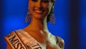 Miss Universo 2008 coronó a la nueva Miss Venezuela, Stefanía Fernández