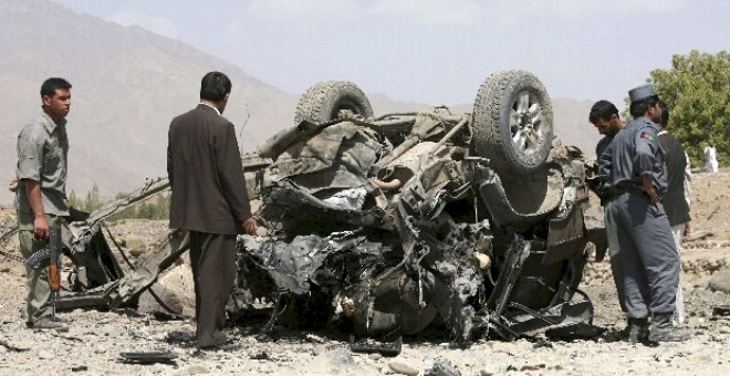Un gobernador provincial afgano y 3 personas más mueren en un ataque a su convoy