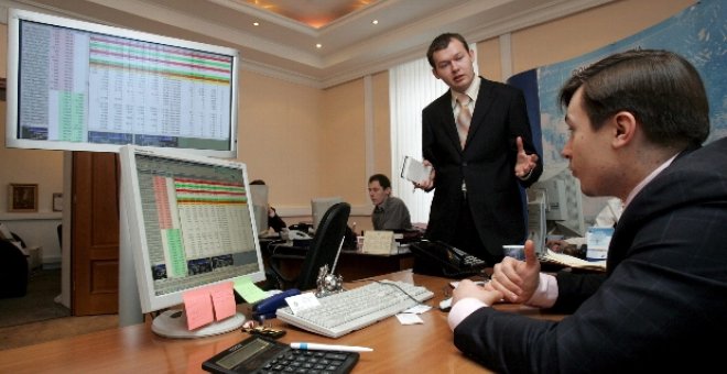 Medvédev dice que Rusia tiene recursos para garantizar la estabilidad financiera