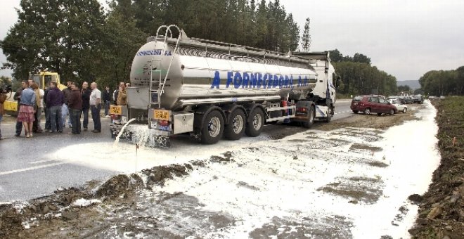 Vierten 25.000 litros de leche de cisterna procedente de Portugal