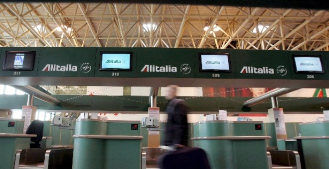 Alitalia perderá su licencia si no presenta el jueves un plan de supervivencia