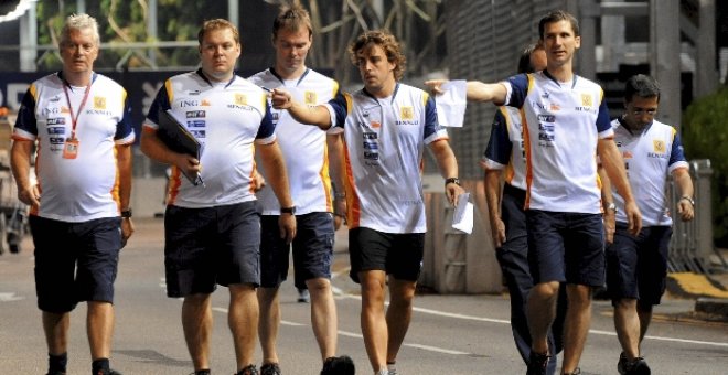 Alonso reconoció a pie el circuito urbano de Singapur, primer gran premio nocturno de la historia