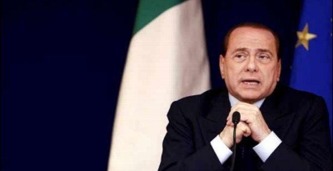 Berlusconi rehúsa disculparse por sus declaraciones sobre Obama y añade que es "alto"