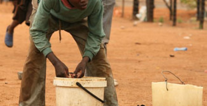 Zimbabue declara el estado de emergencia por un brote de cólera