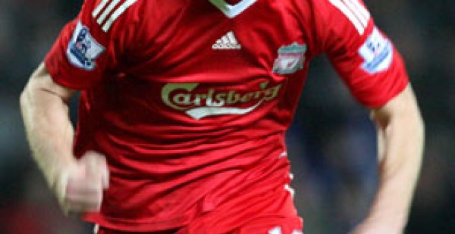 Xabi Alonso ayuda al Liverpool a seguir líder