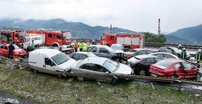 La colisión en cadena en Vizcaya causa 27 heridos e implica a 54 vehículos